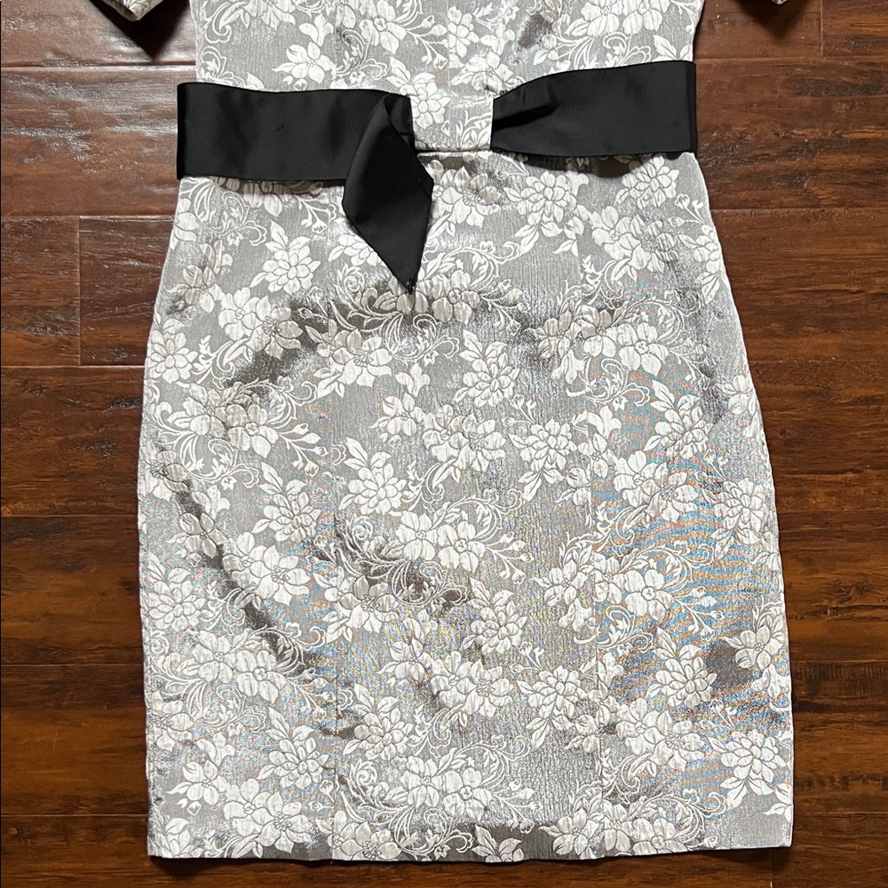 Nanette Lepore Silver Floral Jacquard Sheath Dress with Black Waist Tie Size 14 - Picture 3 of 16
